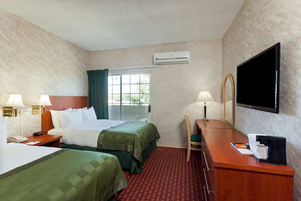 Ramada By Wyndham South El Monte Hotel Room photo